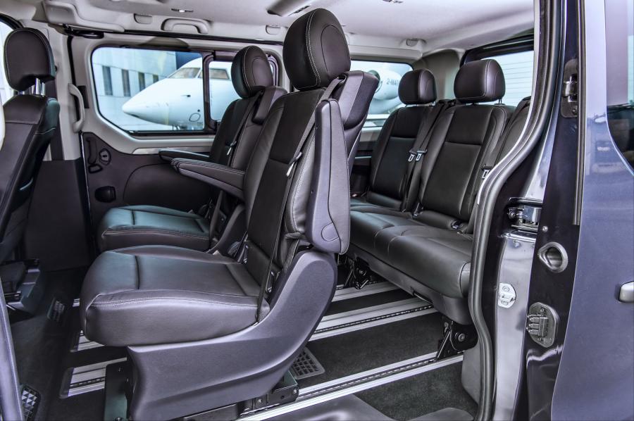 Интерьер Renault Trafic SpaceClass 2017 года  (UK) (фото 7 из 11)